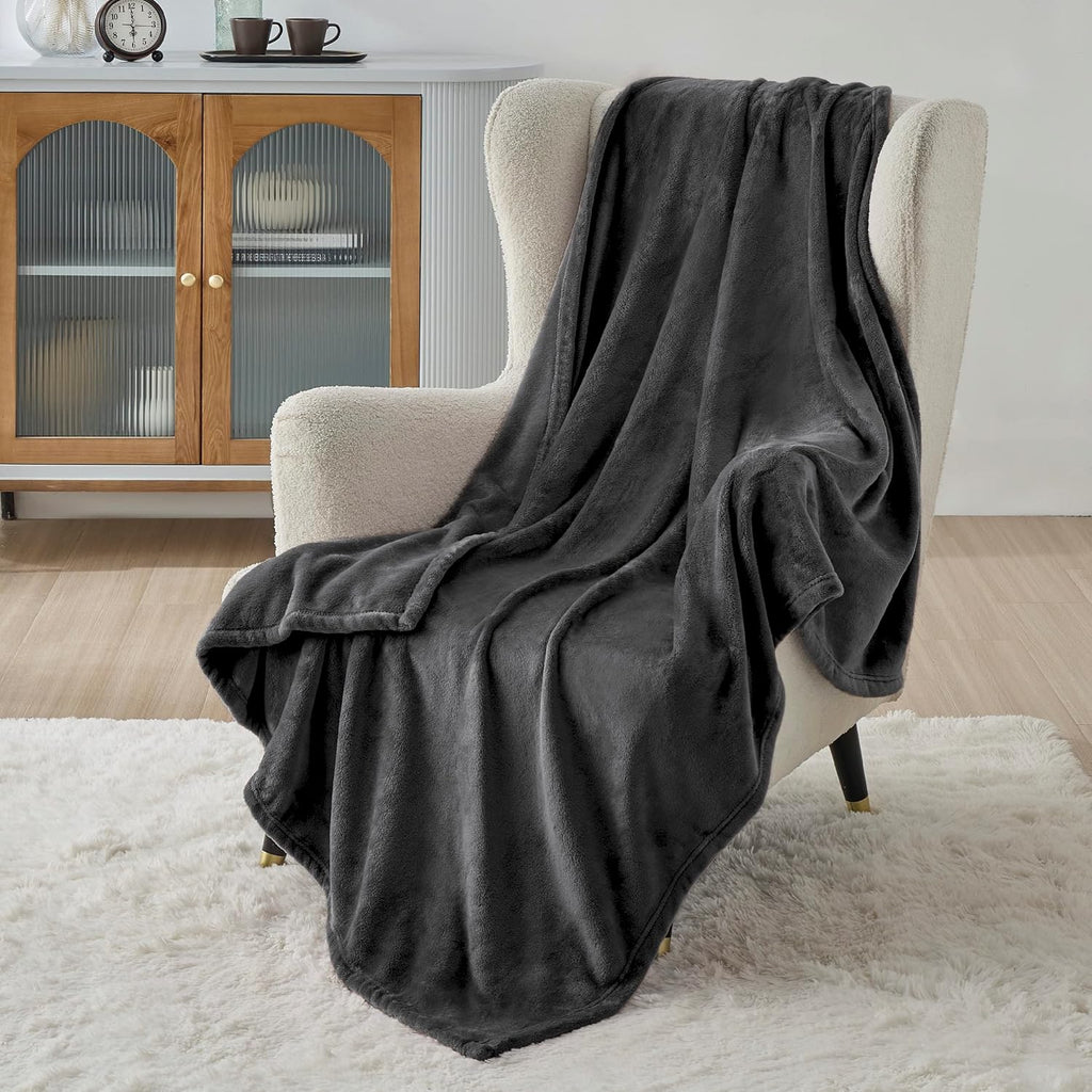 Plaid Polaire Couverture Canapé - Douillette en Microfibre en Flanelle, Douce et Chaude, Jeté de Canapé Grande Taille, XL 130 x 150 cm, Gris Foncé, 90% Polyester