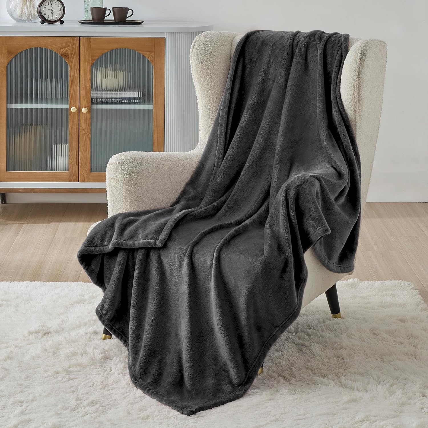 Plaid Polaire Couverture Canapé - Douillette en Microfibre en Flanelle, Douce et Chaude, Jeté de Canapé Grande Taille, XL 130 x 150 cm, Gris Foncé, 90% Polyester