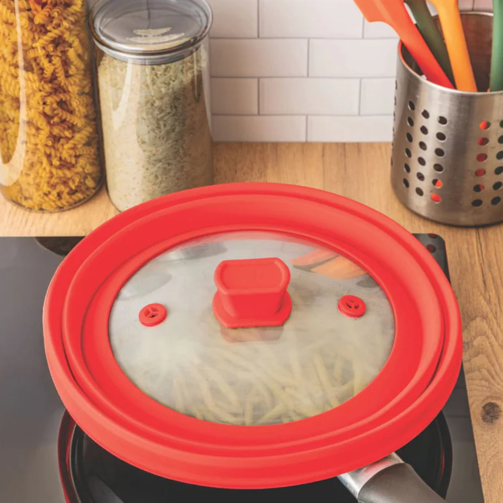 M&Co Couvercle pliable pour micro-ondes 27 cm, Écran anti-éclaboussures et couvercle de service, Silicone et verre résistants à la chaleur, Résiste jusqu’à 200 °C, Rangement gain de place, Rouge