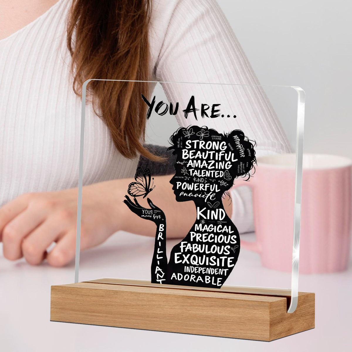 Alphynix 1 pc "YOU ARE..." plaque en acrylique, support sur socle en bois avec silhouette féminine portant un papillon, rempli d'affirmations positives (STRONG, BEAUTIFUL, MAGICAL)