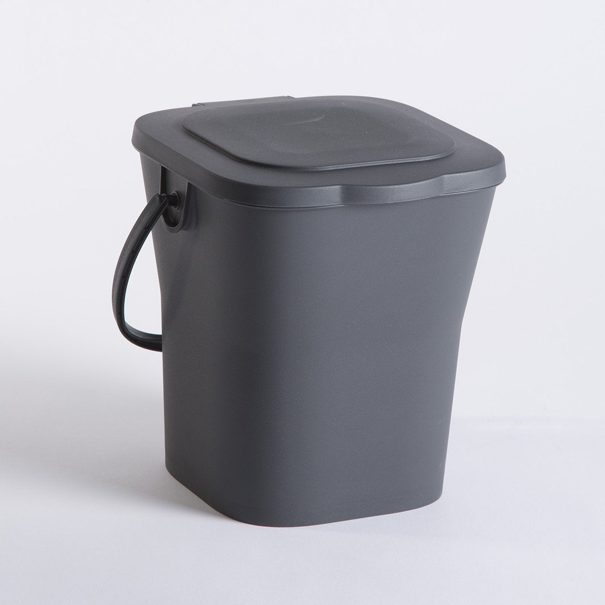 EDA POUBELLE A COMPOST 6 L AVEC COUVERCLE
Dim. : 24,8 x 23,8 x 24,3 cm Gris Anthracite