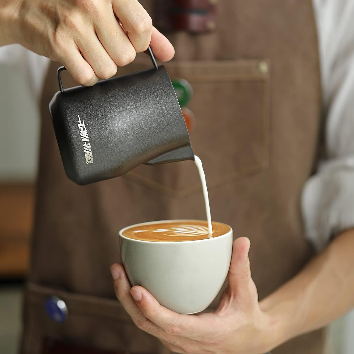 MHW-3BOMBER Pichet à lait 450 ml (15 oz) professionnel, pichet à lait en acier inoxydable de 15 oz pour espresso, mousse de cappuccino avec design de bec en bec de tortue