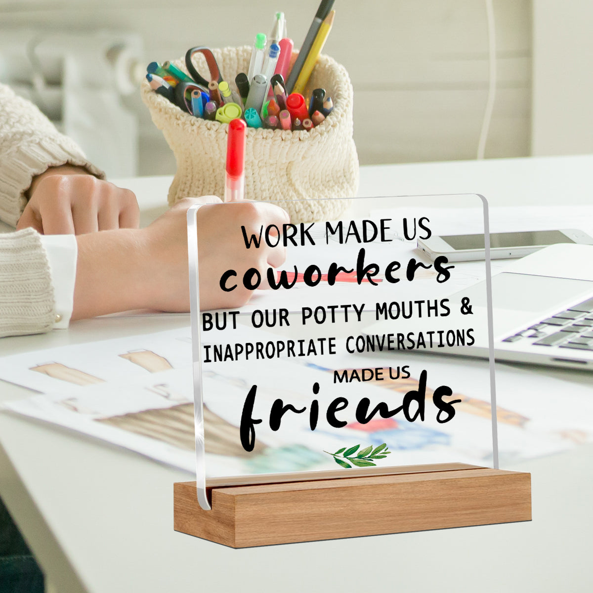 Alphynix 1 pc plaque d'humour de bureau, "Le travail nous a fait devenir collègues, mais nos bouches sales et nos conversations inappropriées nous ont fait devenir amis" Cadeau en