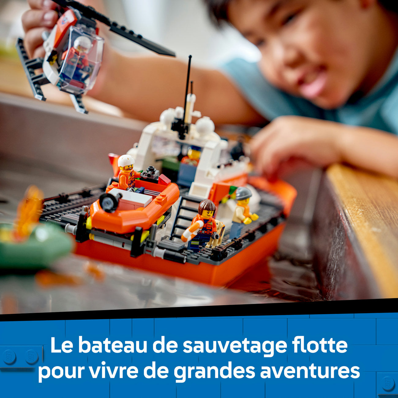 LEGO City Bateau de Sauvetage de la Garde Côtière & Hélicoptère 60504 Set de Jouets de Construction (742 Pièces)