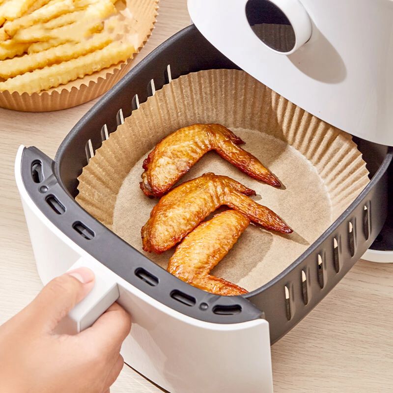 ochama x J.ZAO Papier pour Friteuse à Air - 100 Feuilles de Papier Cuisson Jetable, Résistant à la Chaleur, Qualité Alimentaire, Essentiel pour Friture à Air, Cuisson et Conservation - Accessoires de Cuisine - 1 Pack de 100 pièces