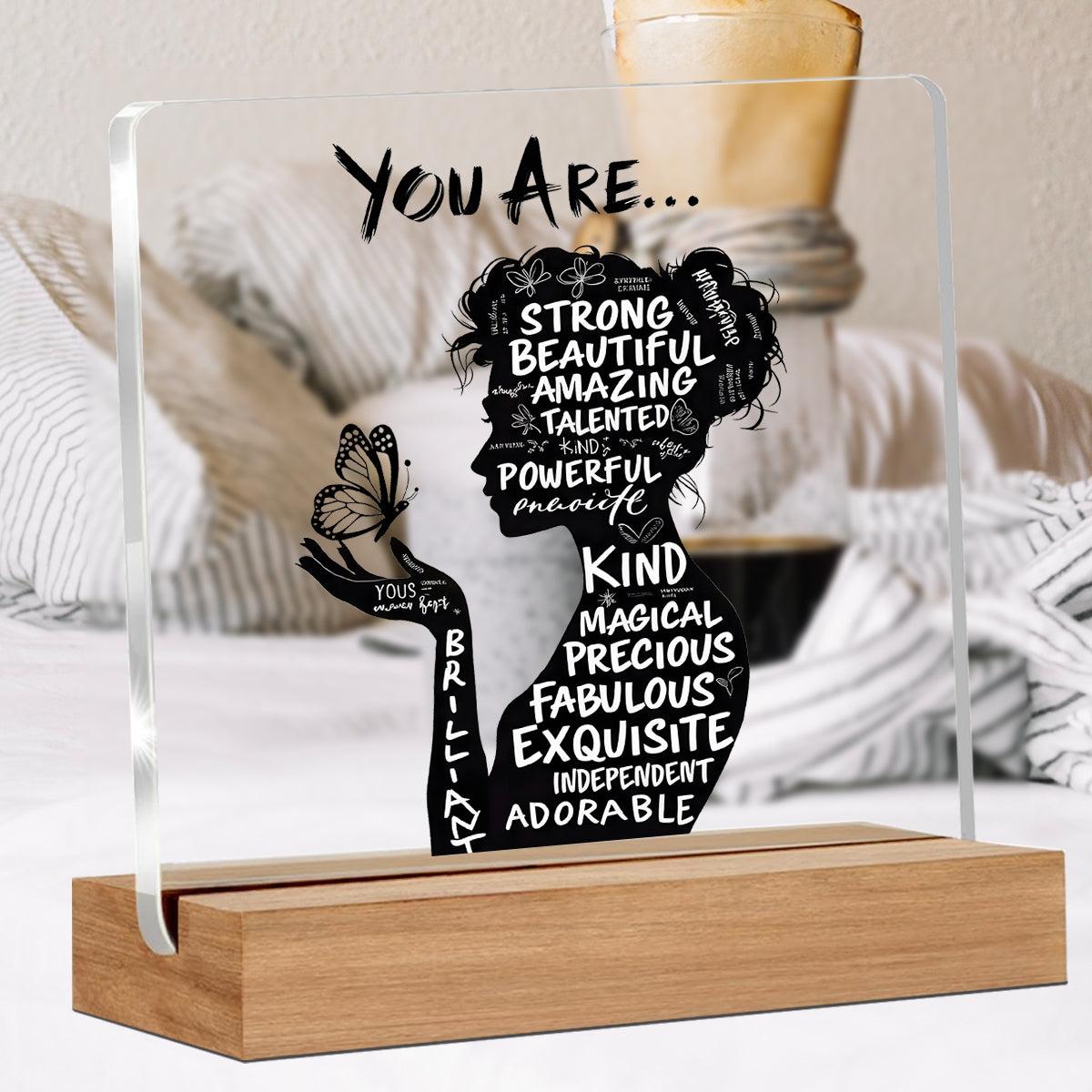 Alphynix 1 pc "YOU ARE..." plaque en acrylique, support sur socle en bois avec silhouette féminine portant un papillon, rempli d'affirmations positives (STRONG, BEAUTIFUL, MAGICAL)