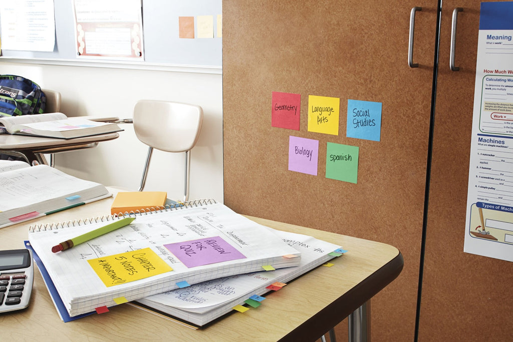 Post-it® Distributeur de notes Z , motif chat, blanc + Notes Z super adhésives Post-it®, rose, 76 mm x 76 mm, 90 feuilles/feuille, 1 feuille/lot