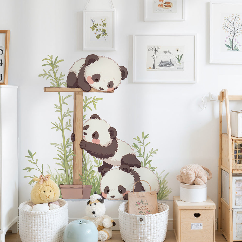 Stickers Muraux Adhésifs Animaux Mignons sur Arbre – Panda, Koala, Loutre, Cerf, Ours, Singe (Trois Pandas)