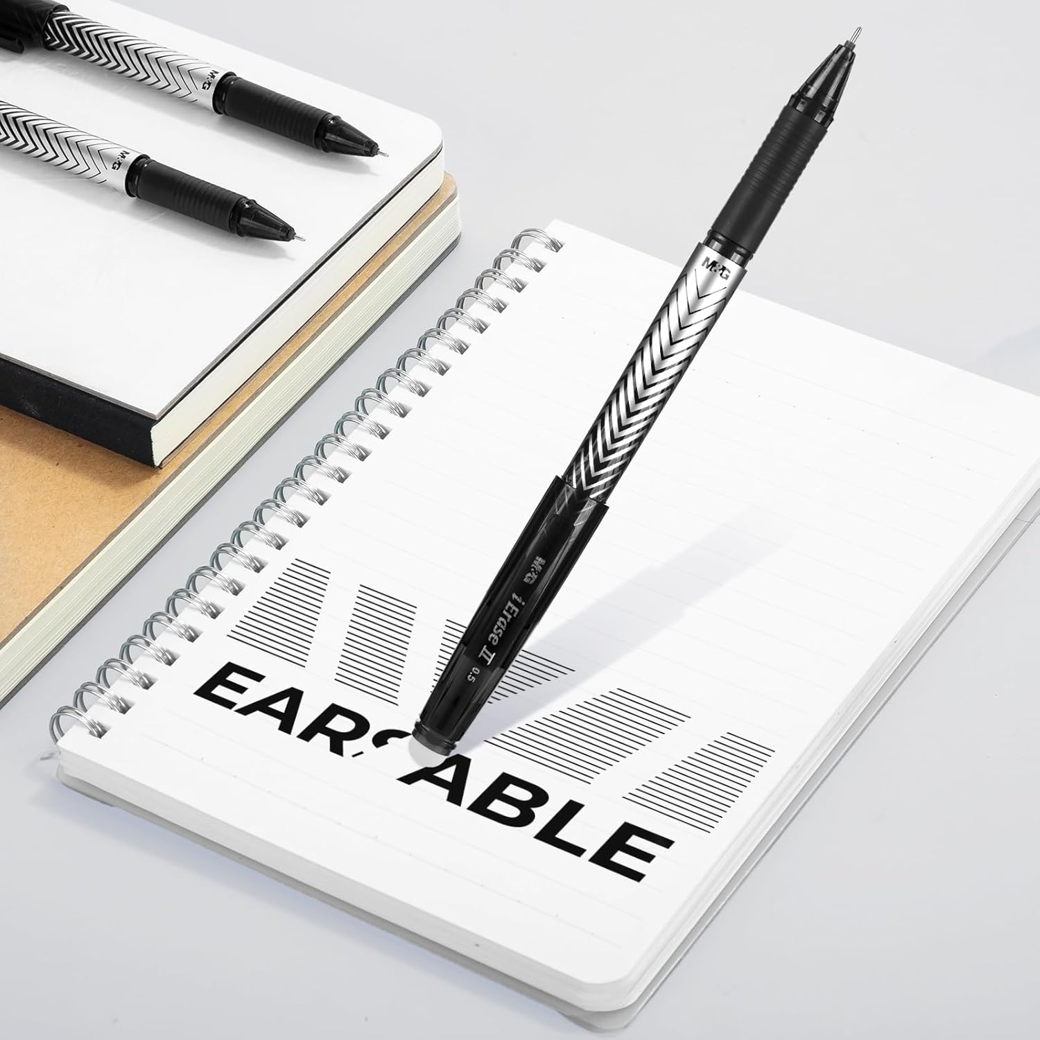 M&G iErase II Lot de 12 stylos gel effaçables, encre noire, pointe fine 0,5 mm, écriture fluide, avec prise en main confortable et capuchon pour école, bureau et agenda