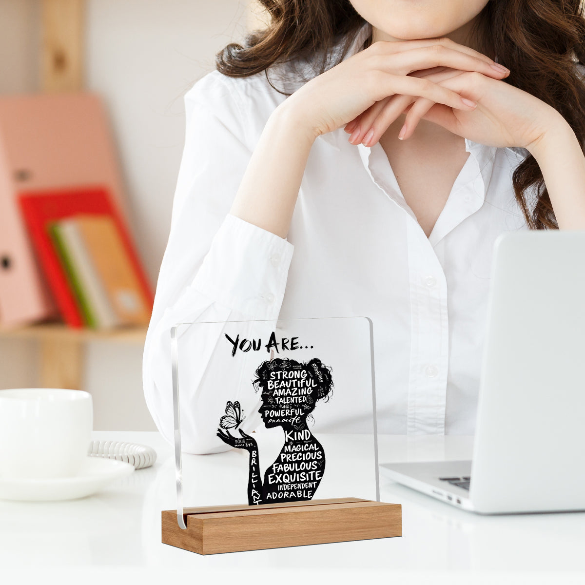 Alphynix 1 pc "YOU ARE..." plaque en acrylique, support sur socle en bois avec silhouette féminine portant un papillon, rempli d'affirmations positives (STRONG, BEAUTIFUL, MAGICAL)