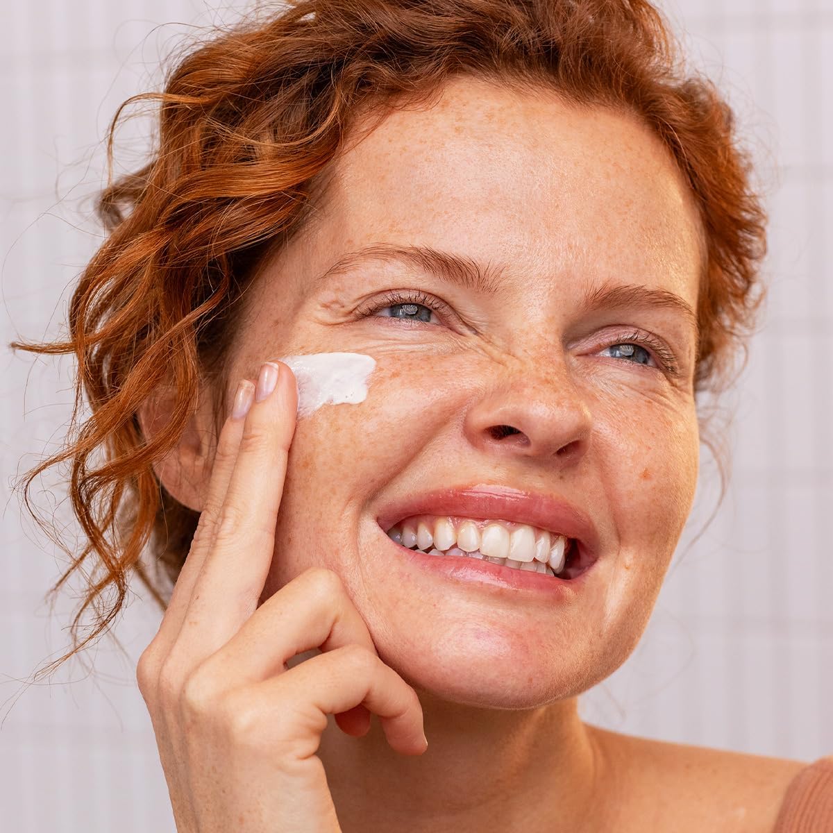 SVR Sun Secure Photo-Age Fluide solaire anti-âge invisible SPF 50+ - Haute protection UVA, UVB, infrarouge et lumière visible - Peaux sensibles - Niacinamide et vitamine E - 40 ml