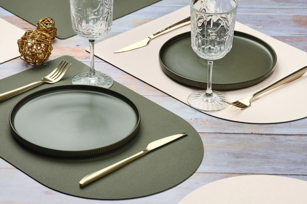 Björn Lot de 6 set de table rectangulaires réversibles en cuir recyclé - Blanc crème et gris-vert