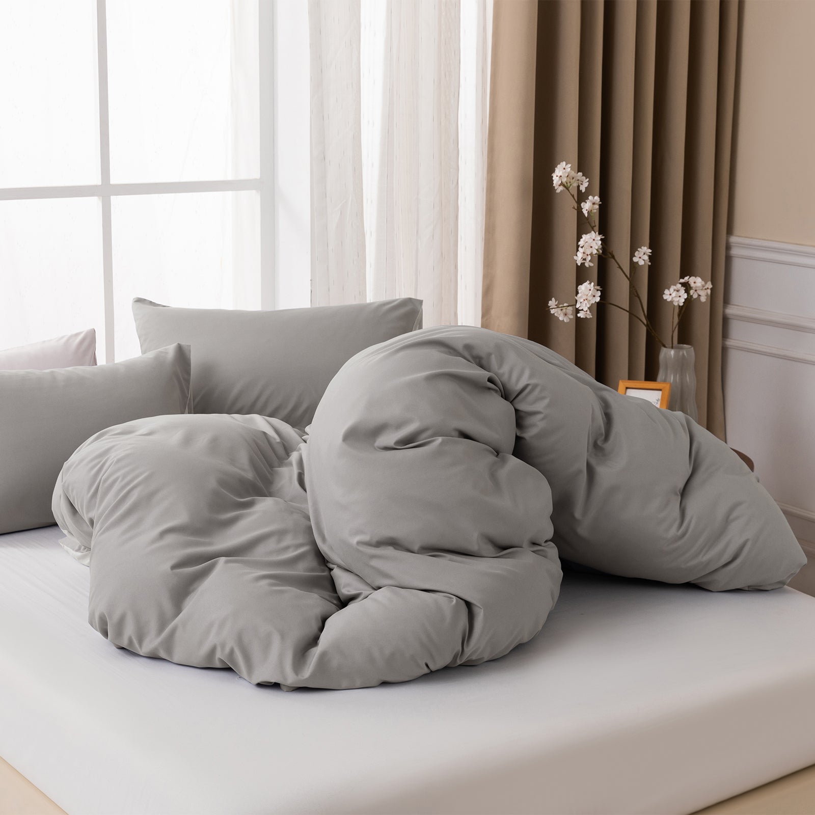 MENDALE Parure de couette - Parure de lit premium - Housse de couette 260*240 cm avec taie d'oreiller 65*65 cm - Microfibre douce brossée - Gris foncé & blanc cassé