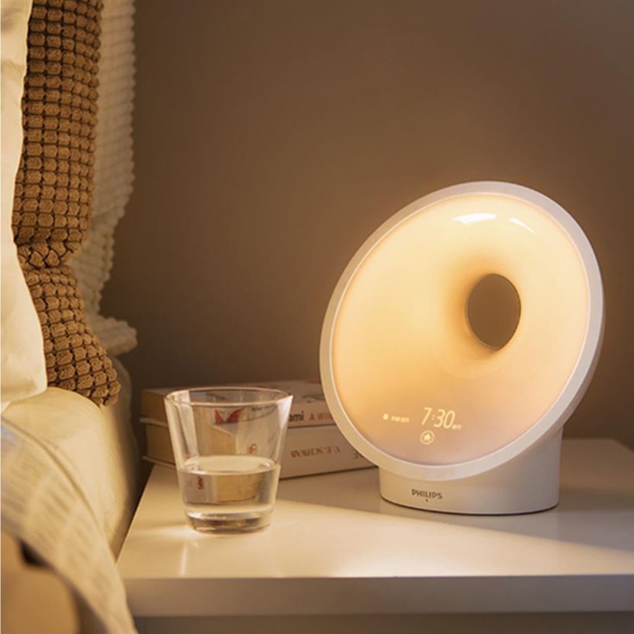 Philips SmartSleep HF3654/01 Réveil lumineux - simulation de l’aube et du crépuscule, relaxation guidée par la lumière, sons naturels ou radio FM, écran tactile intelligent, lumière nocturne - Blanc