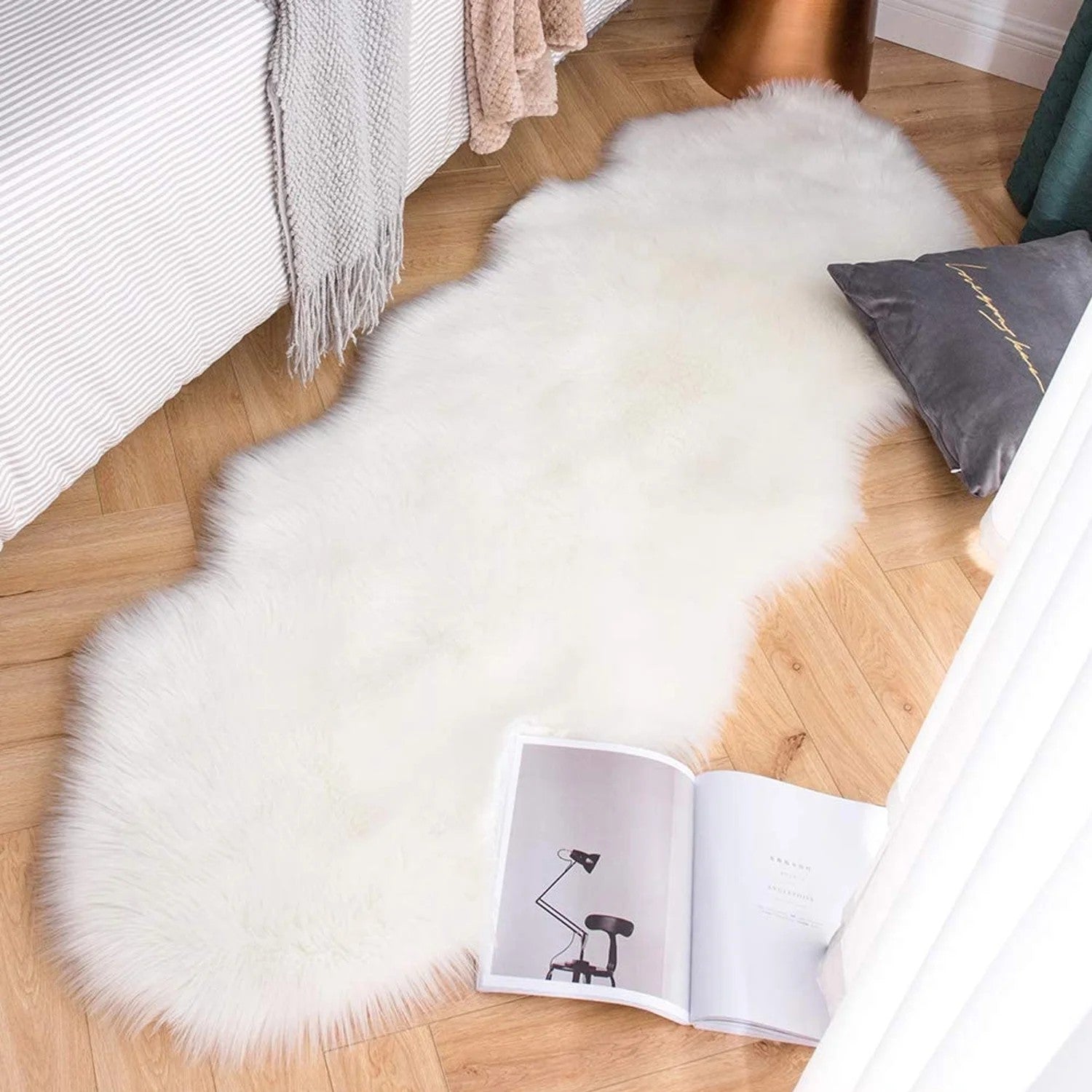 Tapis de Couloir en Peau de Mouton Imitation Laine, 60x150 cm Tapis d'Appoint en Peluche Douce, Tapis de Salon de Courtoisie en Shag Blanc avec Bordure Aspect Daim pour Près du Lit, Couloir