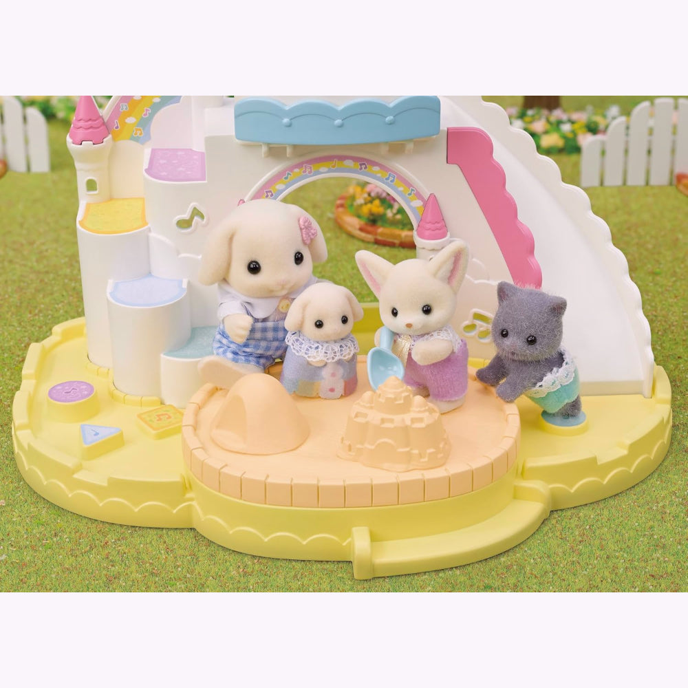 Sylvanian Families Coffret de Jeu Crèche, Bac à Sable et Piscine