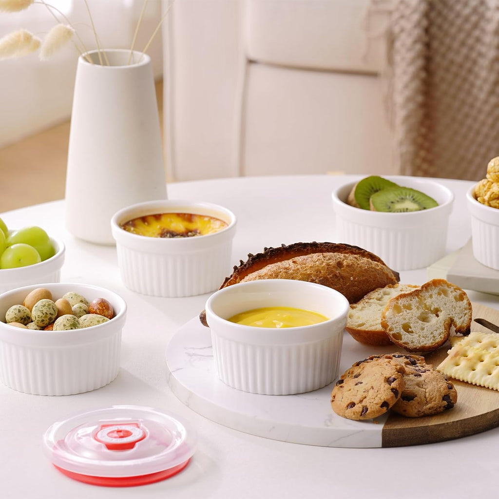 Dafuceramic Lot de 6 ramequins en porcelaine blanche 8 oz avec couvercles en plastique à cadran de date, Compatibles four, micro-ondes, lave-vaisselle et congélateur