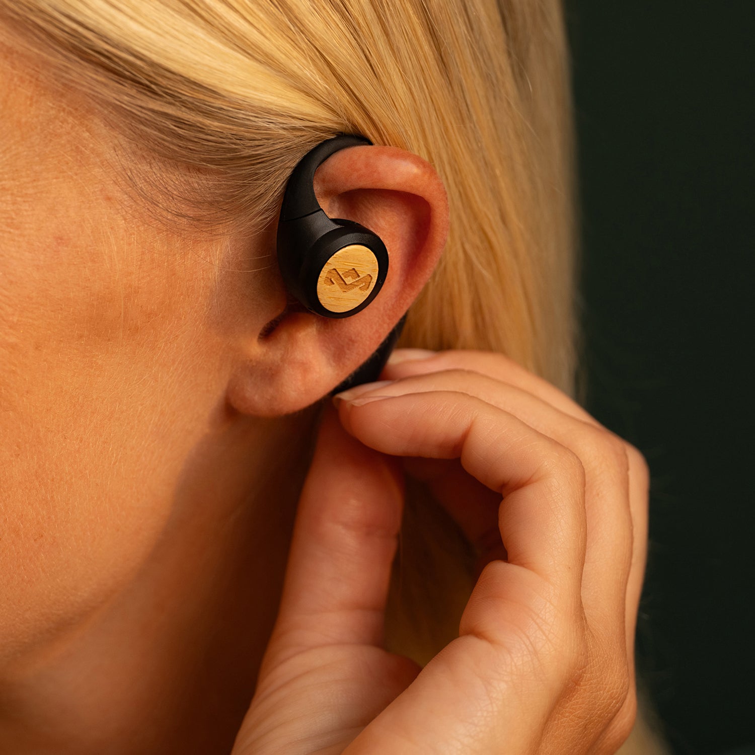 House of Marley Écouteurs open ear Liberate Bluetooth avec microphone intégré, 20 h d'autonomie, boîtier de charge USB-C, matériaux durables - Noir
