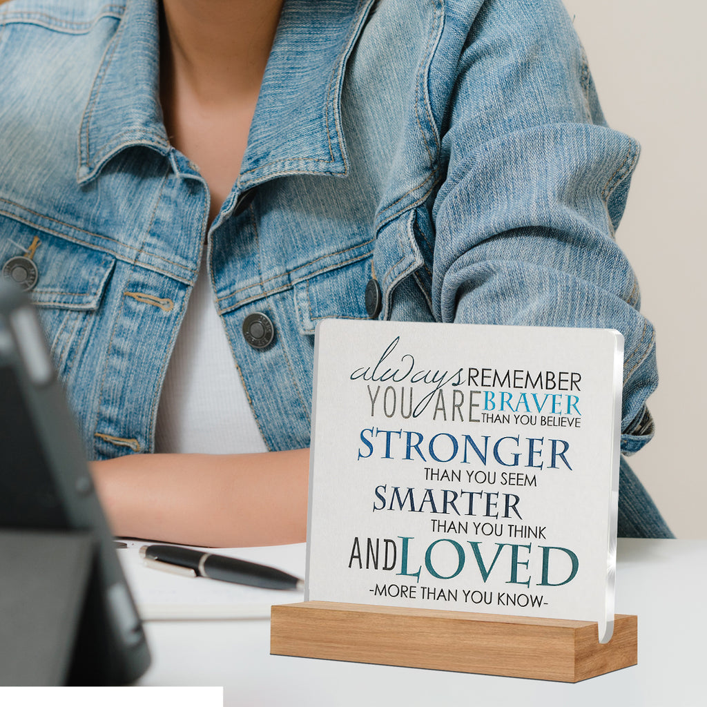 Alphynix 1 pc plaque en acrylique "Always Remember", support sur socle en bois avec citation inspirante "Vous êtes plus brave que vous ne le croyez, plus fort que vous n'en avez l'air