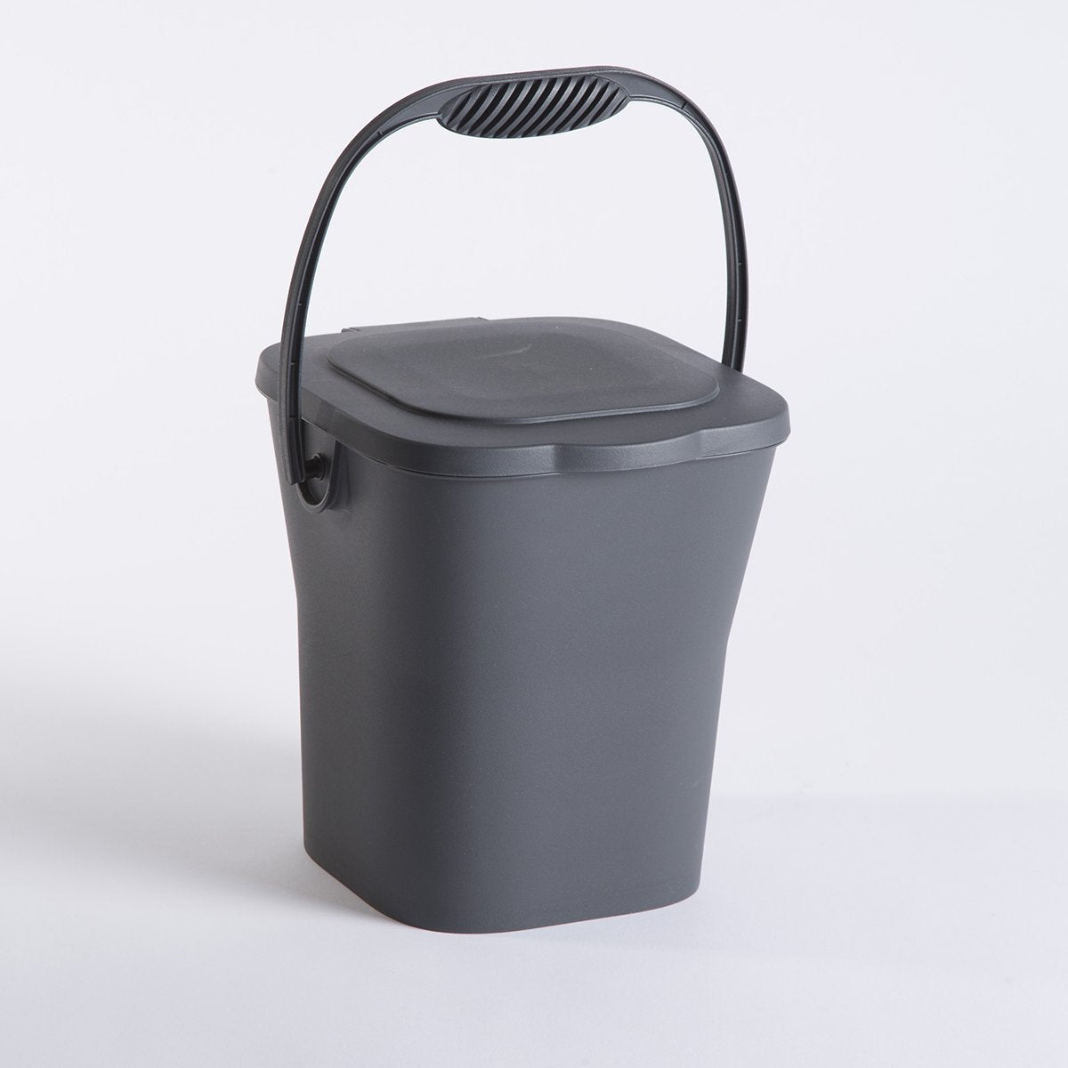 EDA POUBELLE A COMPOST 6 L AVEC COUVERCLE
Dim. : 24,8 x 23,8 x 24,3 cm Gris Anthracite
