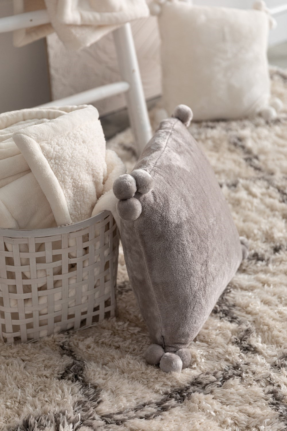 Housse de coussin tender pompons perle