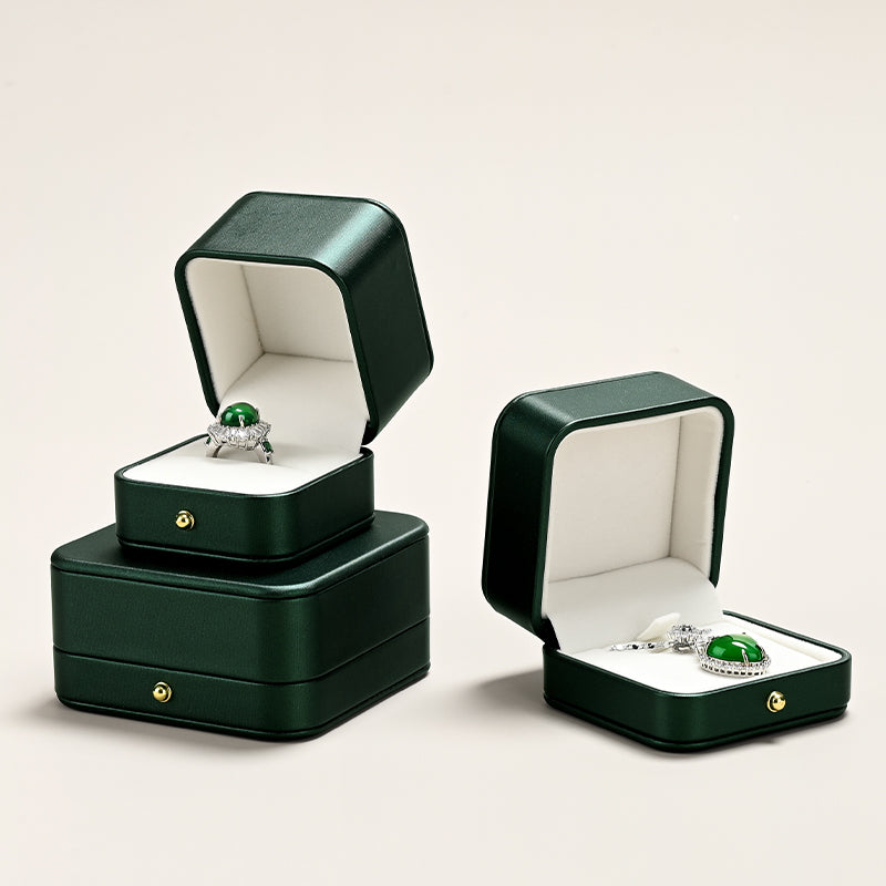 Oirlv Boîte à bague et pendentif, boîte de rangement pour bague de fiançailles et de mariage, extérieur en cuir vert rare avec intérieur en velours beige, doublure douce et moelleuse pour protéger votre bague en diamant et votre pendentif, fermeture