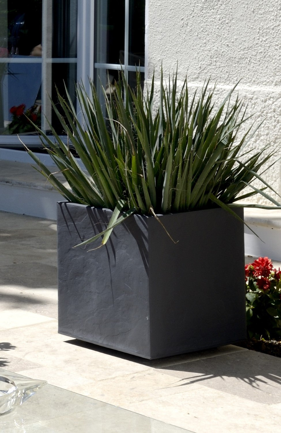 EDA Pot carré VOLCANIA Beige Calcaire - 40 cm Double paroi - avec zone de rétention d'eau Dim. 39,5 x 39,5 x 43,5 cm - Volume 31 L