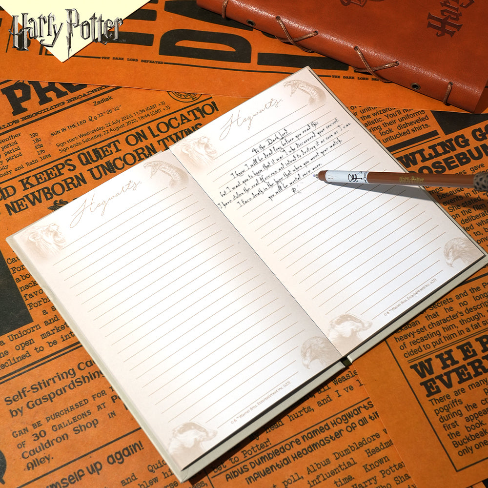 Warner Bros. Ensemble 2 pièces carnet Harry Potter Poudlard 4 maisons et stylo baguette d’Harry, papeterie Monde des sorciers sous licence officielle, collection thématique exclusive, cadeau