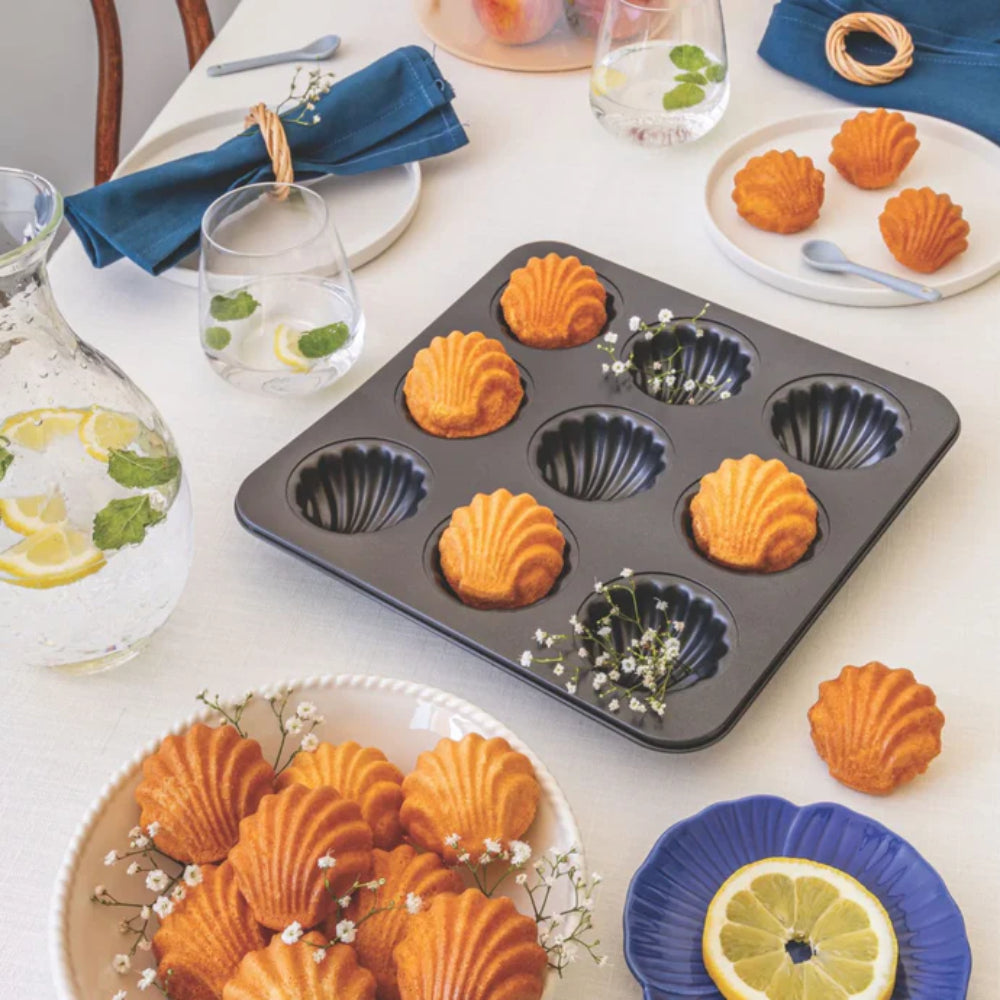 Mastrad Moule à madeleines en forme de coquille 28 x 28 cm – Design original – Revêtement antiadhésif Duramax – Résistant à la chaleur jusqu’à 230 °C – Métal durable