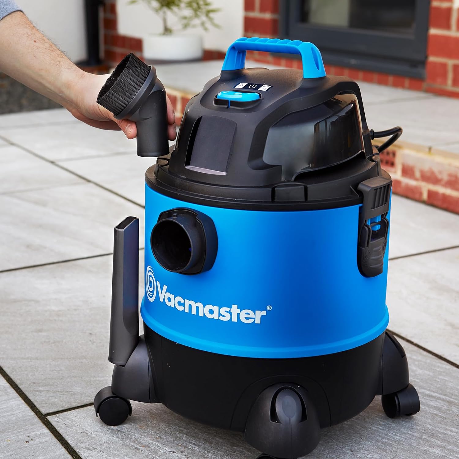 Vacmaster VQ1220PF Aspirateur Eau et Poussière 3-en-1 avec Soufflerie, Moteur 1250 W, Puissance d’Aspiration 200 AW, Cuve Antichoc 20 L, Compact pour Maison, Garage et Voiture