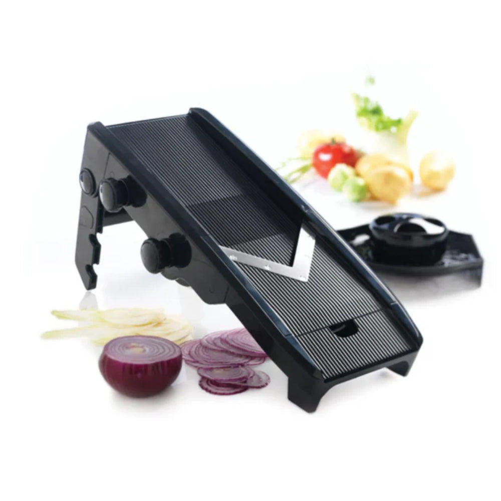 Mastrad Mandoline multi-lames à lame en V – 6 lames en acier inoxydable – Trancher, râper et tailler en julienne – Épaisseur réglable 1 à 9 mm