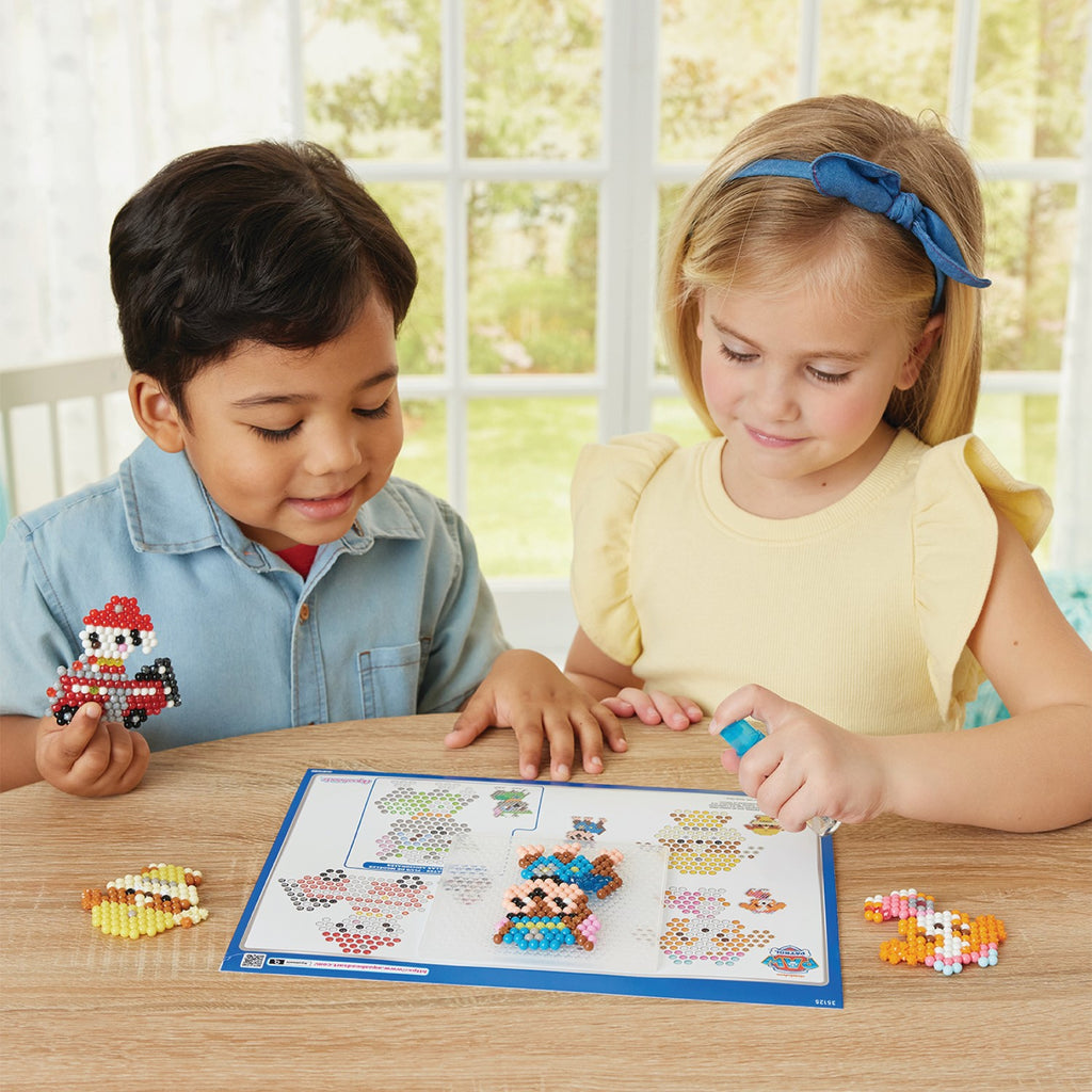 Aquabeads Set de Loisirs Créatifs Porte-clés PAW Patrol 35125 (Plus de 600 perles à l'eau)