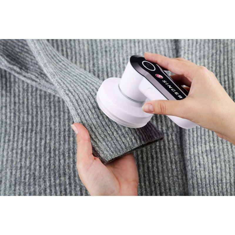 Singer 220015002 Enlève-peluche compact à piles blanc/noir