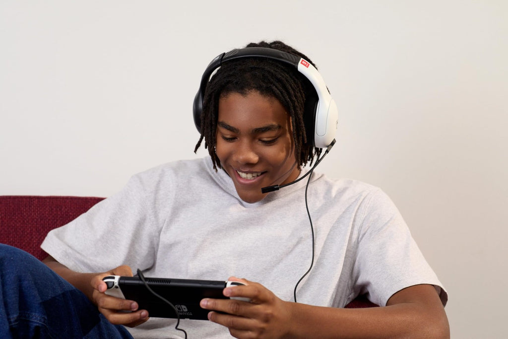 TURTLE BEACH Airlite Fit Casque Gaming Filaire (Prise 3.5mm) - Micro Muet par Basculement - Nintendo Switch, Switch Lite & Switch OLED - Noir/Blanc