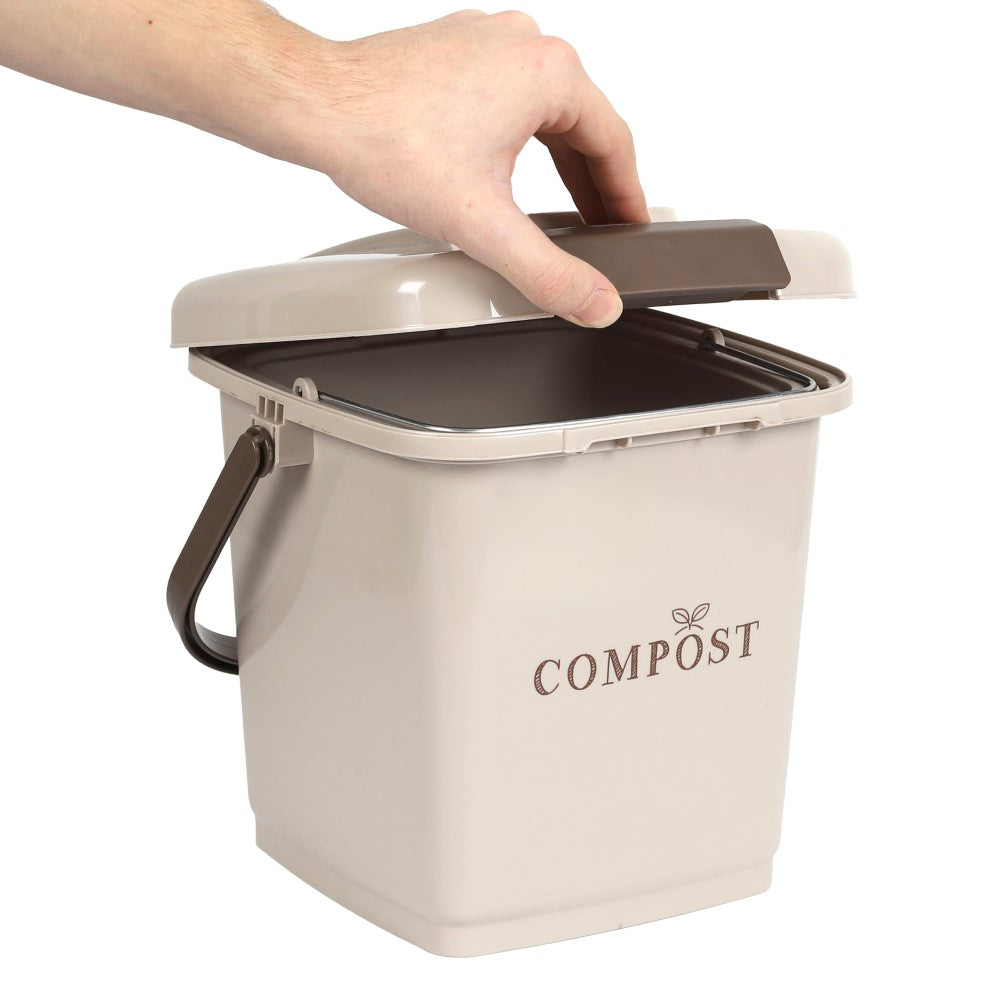 JE CHERCHE UNE IDEE Composteur avec seau perforé et couvercle