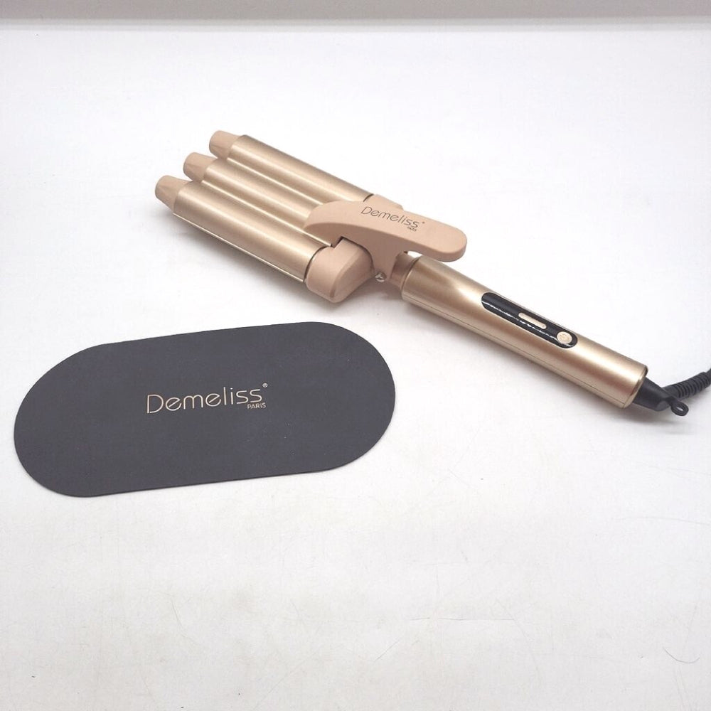 Demeliss WAVES Fer à Onduler Effet Ondulé Professionnel - Revêtement Céramique Tourmaline - 10 Températures Réglables - Tous Types de Cheveux - Avec Tapis Thermorésistant - Pochette de Transport