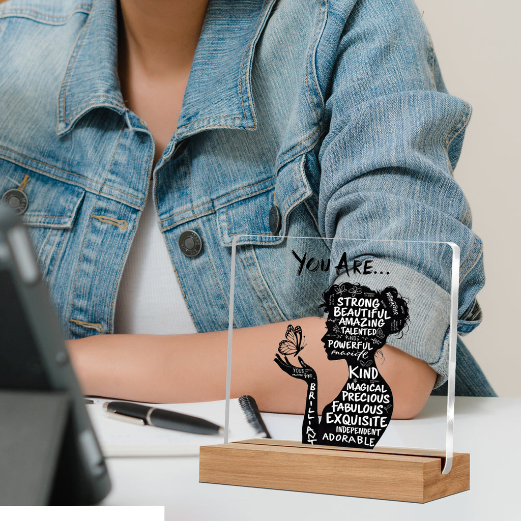 Alphynix 1 pc "YOU ARE..." plaque en acrylique, support sur socle en bois avec silhouette féminine portant un papillon, rempli d'affirmations positives (STRONG, BEAUTIFUL, MAGICAL)