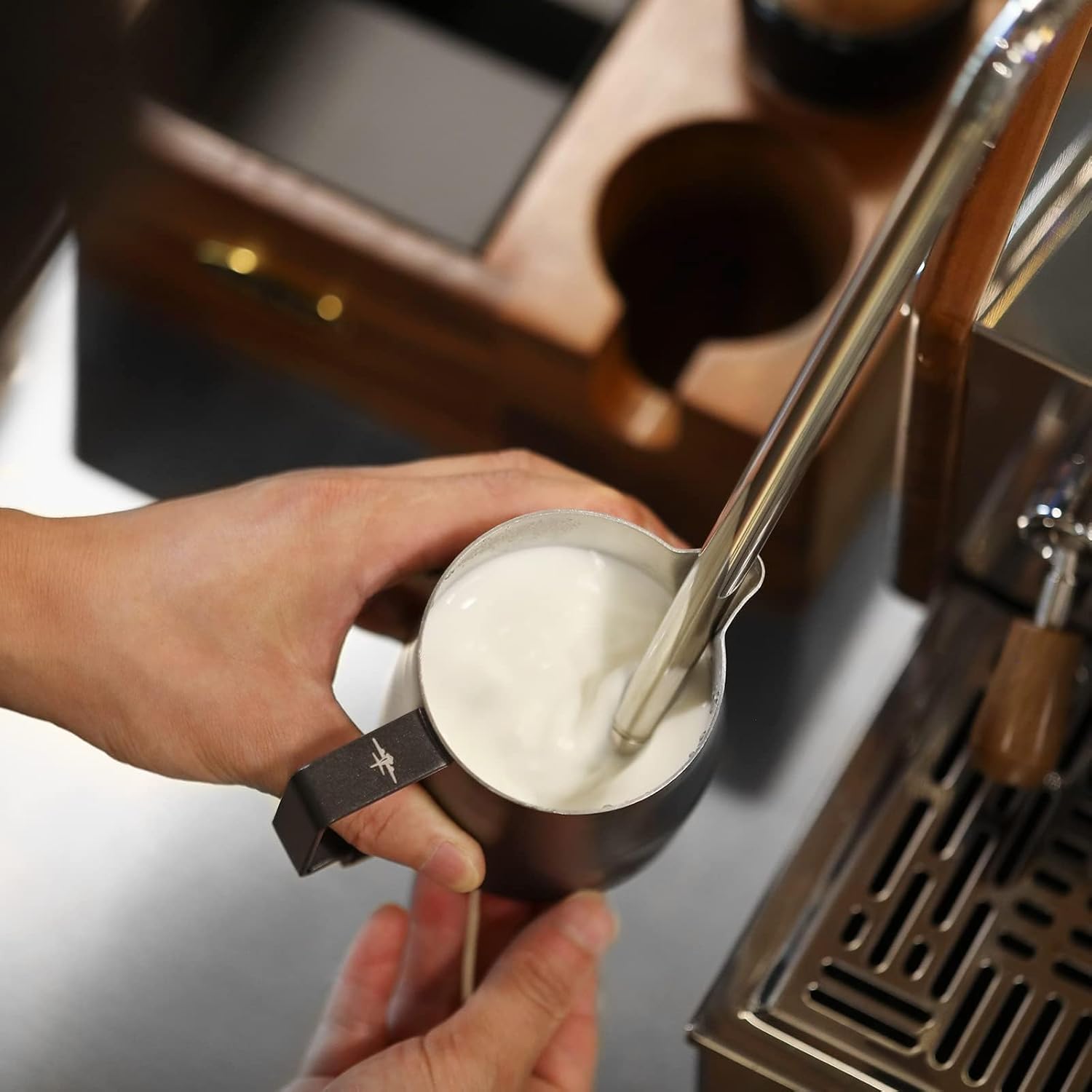 MHW-3BOMBER Pichet à lait 450 ml (15 oz) professionnel, pichet à lait en acier inoxydable de 15 oz pour espresso, mousse de cappuccino avec design de bec en bec de tortue