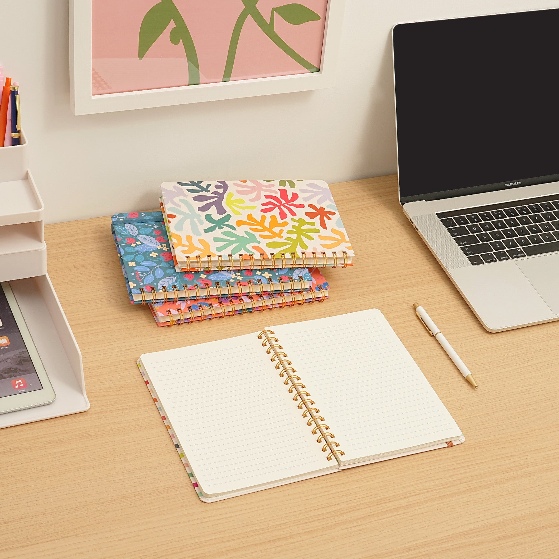 Jubiluu Carnet ligné A5 à spirale et couverture rigide - 96 feuilles (papier offset 100 g), avec élastique - Journal ligné crème classique pour écriture, école, bureau et cadeaux - Rayures arc-en-ciel