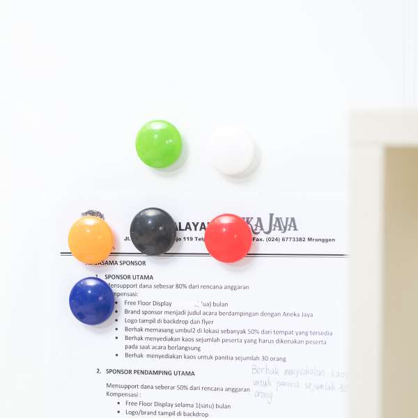 Deli Aimants ronds, couleurs variées, diamètre 30 mm - 1 tube