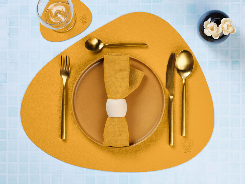 BJÖRN Lot de 6 sets de table réversible à bord arrondi en cuir recyclé - Jaune moutarde et vert sapin