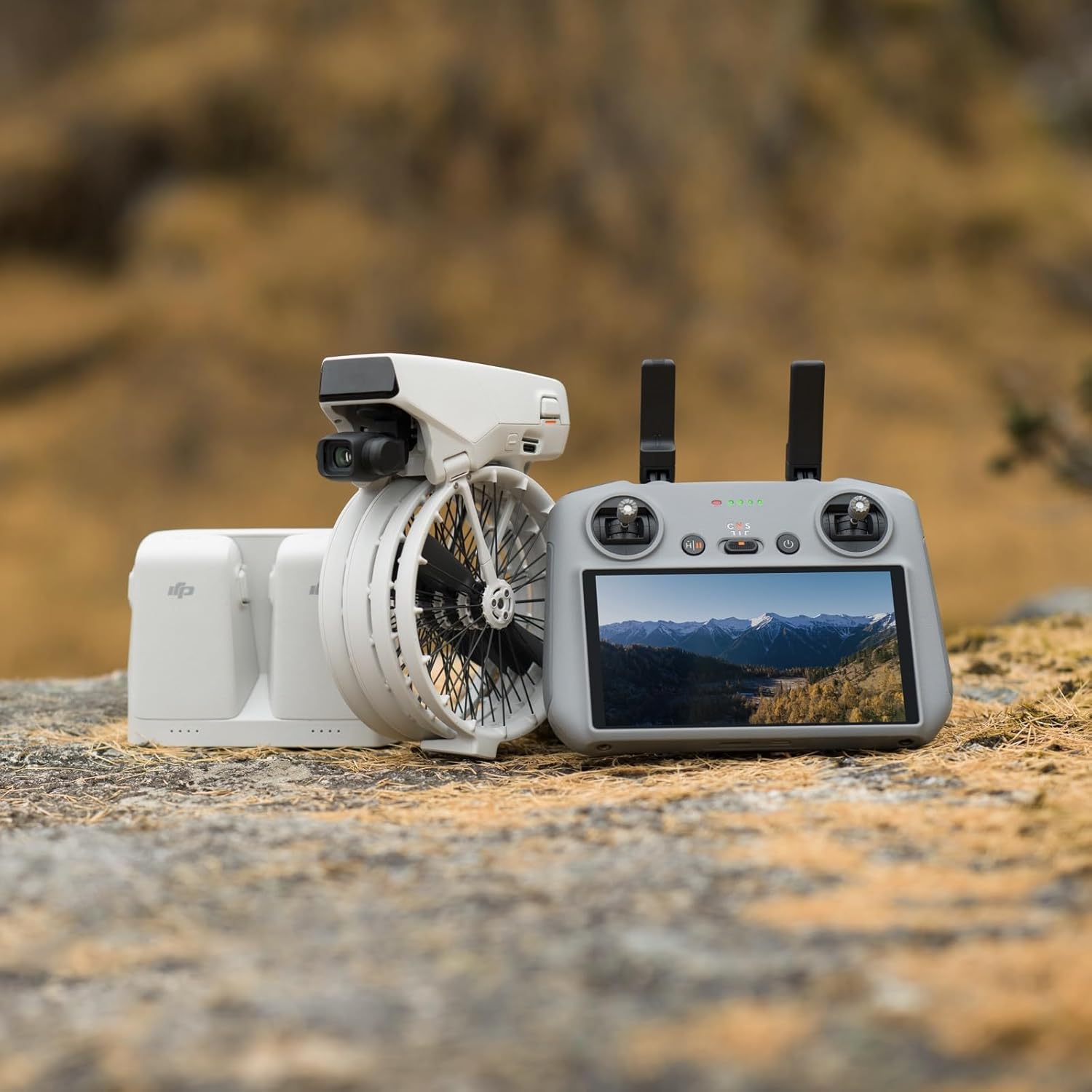 DJI Flip Fly More Combo avec Télécommande à écran RC 2, Drone avec Caméra 4K UHD pour adultes, Décollage depuis la paume, Retour automatique, Vol intelligent, 3 batteries pour 93 min d'autonomie de vol