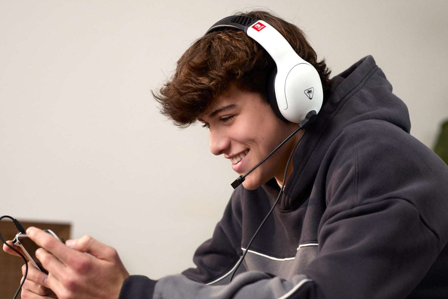TURTLE BEACH Airlite Fit Casque Gaming Filaire (Prise 3.5mm) - Micro Muet par Basculement - Nintendo Switch, Switch Lite & Switch OLED - Noir/Blanc