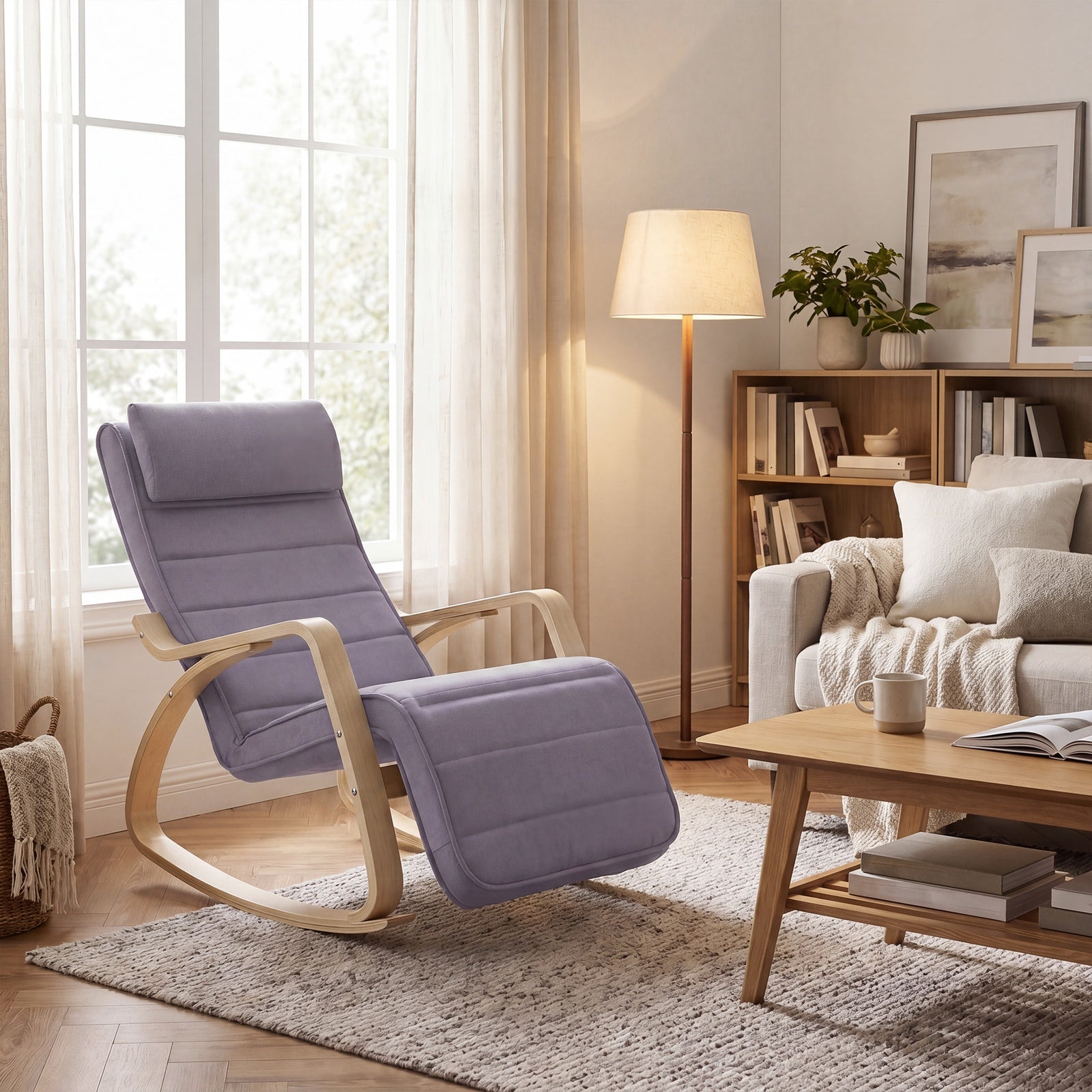 JOYFURNOS Fauteuil à bascule avec accoudoirs, Fauteuil lounge à bascule en bois de bouleau, Repose-pieds 5 positions réglables, Gris clair et Naturel