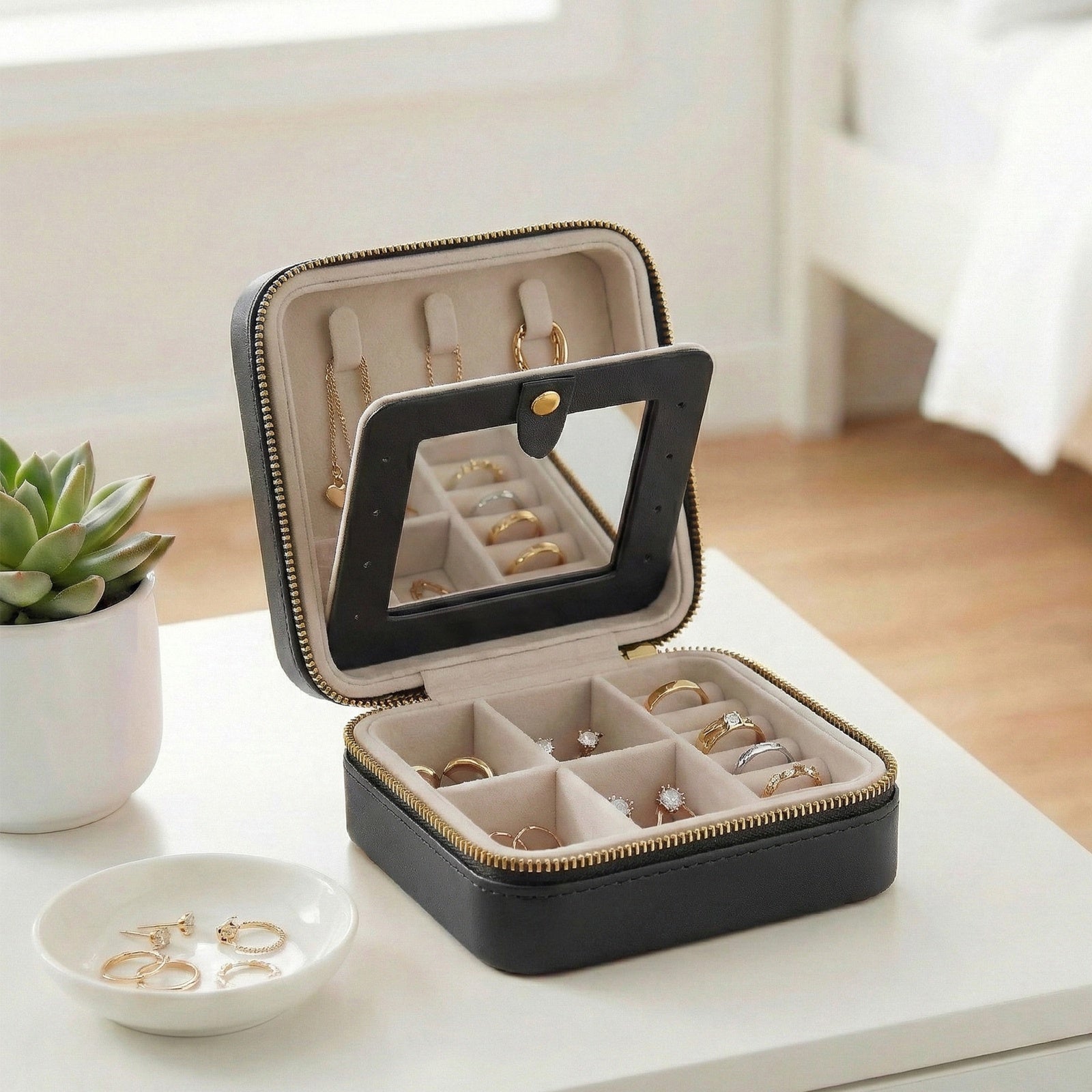 JOYFURNOS Boîte à Bijoux 11,4 x 11,4 x 5,5 cm avec Miroir Intérieur, en Cuir PU, Rangement à Bijoux pour Femme, Organiseur Compact et Portable, Idée Cadeau, Noir Encre