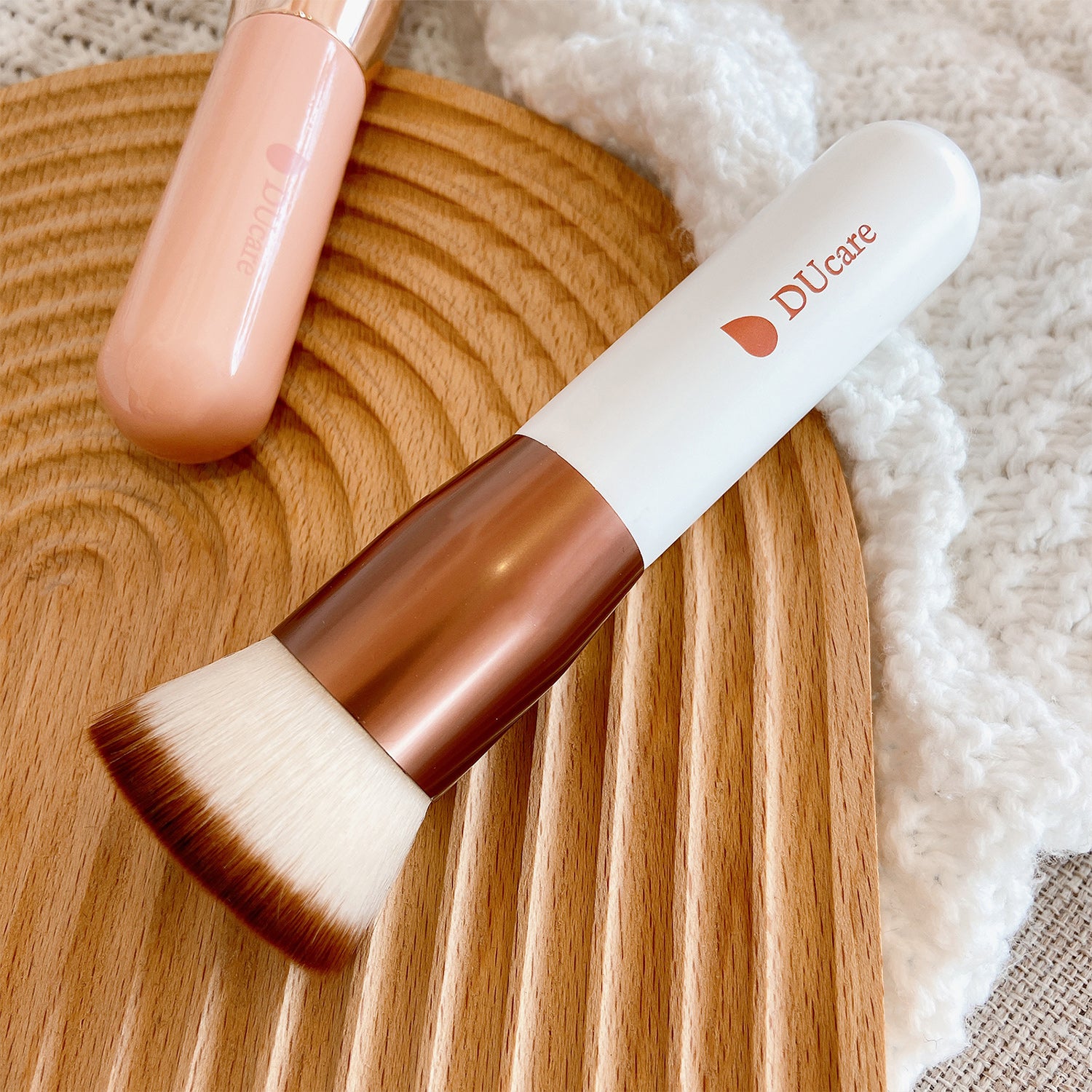 DUcare Pinceau de maquillage kabuki plat synthétique pour fond de teint liquide et poudre minérale - Or rose/blanc
