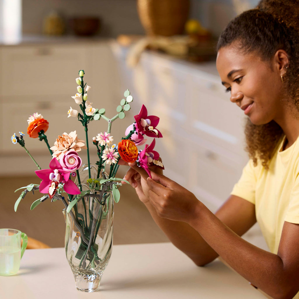 LEGO Botanicals 10342 Le joli bouquet de fleurs roses