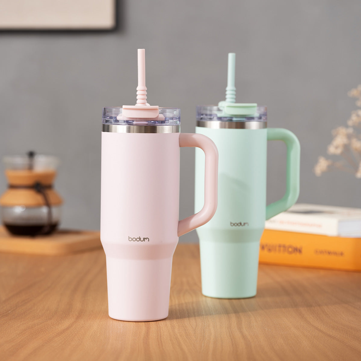 Bodum Gobelet de voyage avec paille, anse et couvercle rose poudré - 1,2 L