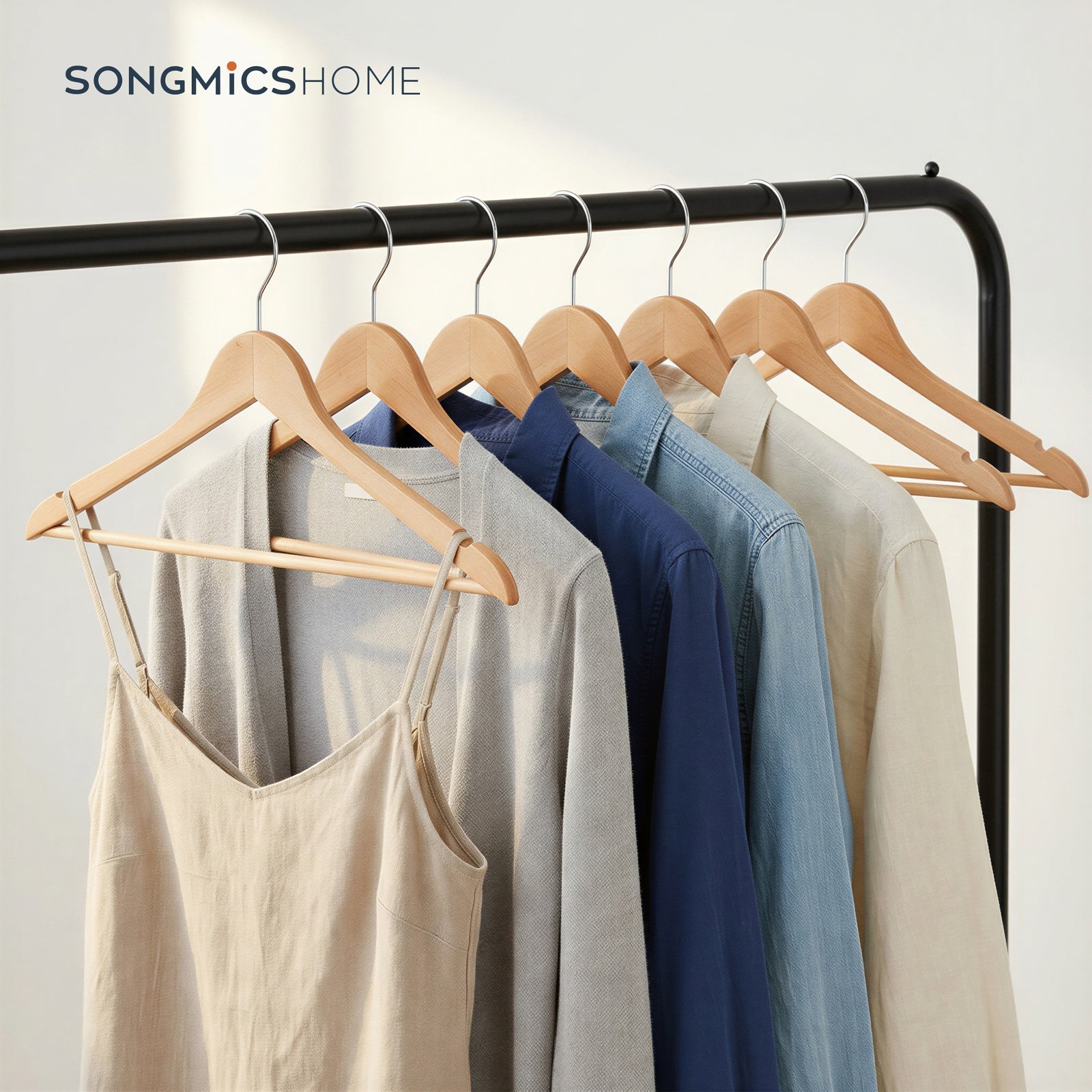 Ochama Lot de 10 cintres à manteaux en bois naturel – encoches d’épaule antidérapantes, crochet pivotant argenté 360° – parfaits pour costumes, chemises et manteaux