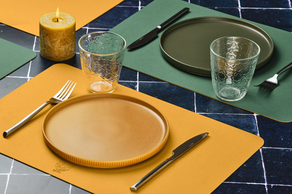 Björn Lot de 6 set de table réversibles rectangulaires en cuir recyclé - Jaune moutarde et vert sapin